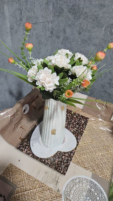 Гипсовая ваза с цветами