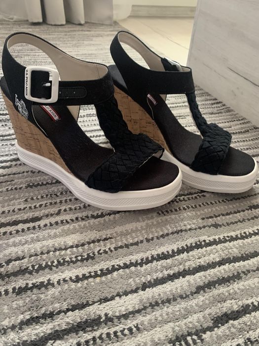 Сандалети на платформа