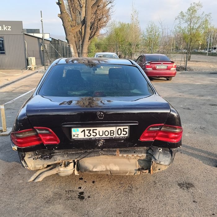 Мерседес Бенс 210