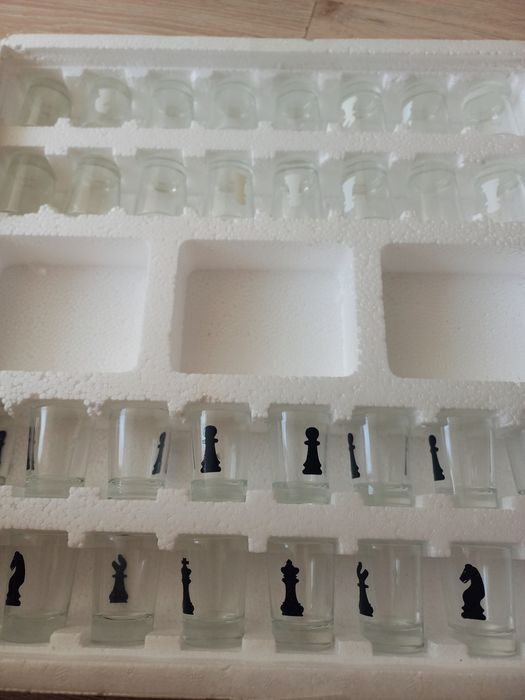 Продам шахматы в виде рюмок