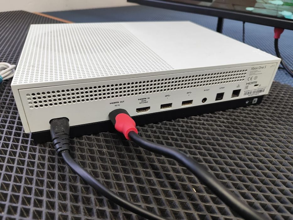 XBOX ONE S/геймпад оригинал/состояние хорошее/дисковод тихий.