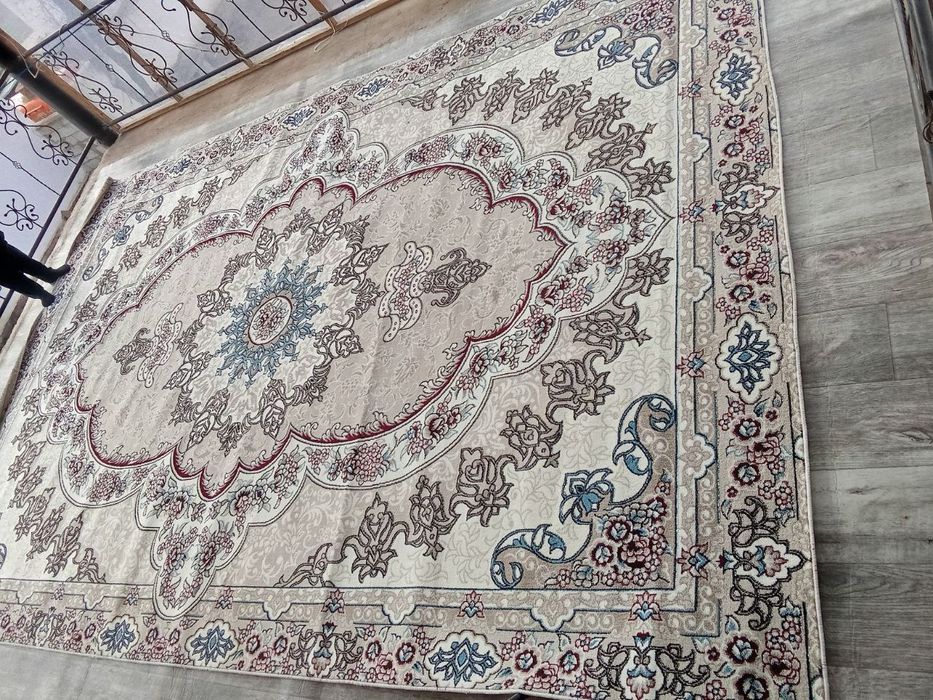 Gilam sotiladi chiroyli rangi oq