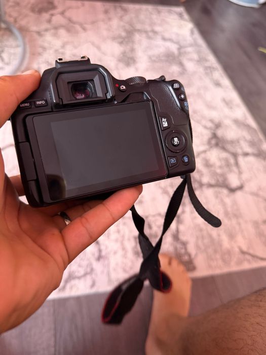 Фотоапарт Canon 250D