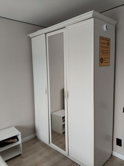 Шкаф в спальный срочно