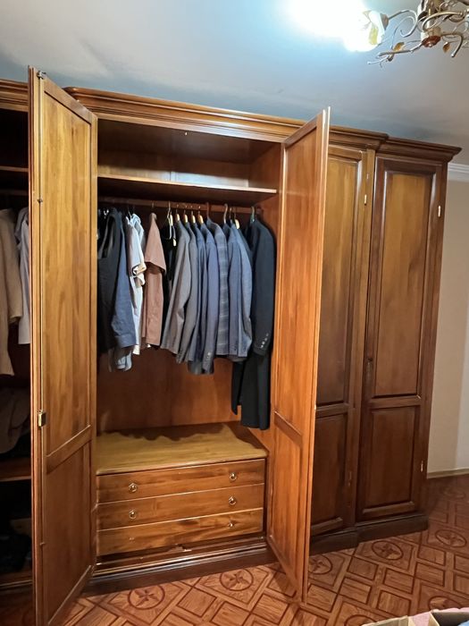 Продаю деревянный шкаф