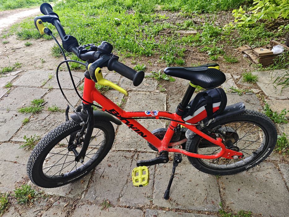 Продавам детско колело.  16" B-Twin алуминиева рамка + каска Spiderman.