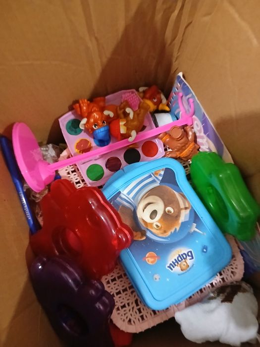 Отдам коробку б/у вещей ходунки игрушки