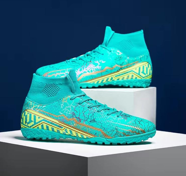 Футбольные бутсы сороконожки