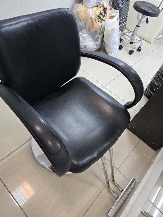 Продам парикмахерское кресло