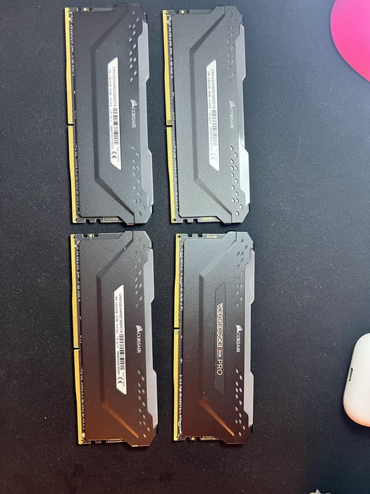Kit RAMI Vengeance Rgb PRO 64GB (4 x 16GB) DDR4 DRAM 3200MHz C16