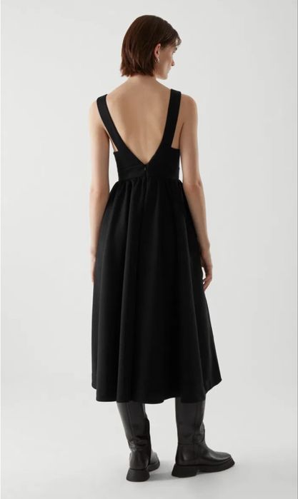 Cos рокля със странични джобове