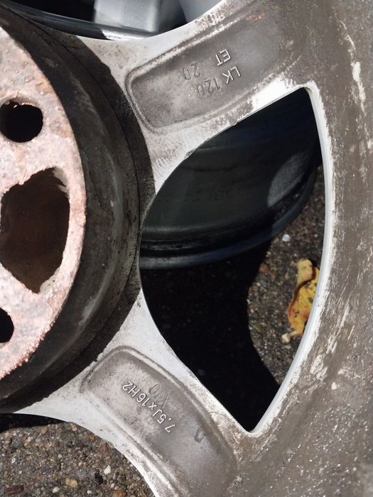 Диски R16 на BMW. Два комплекта.
