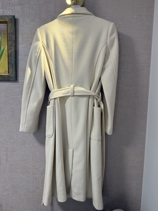 Бяло-кремаво палто.