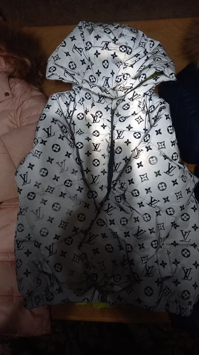 Продам куртку для девочки