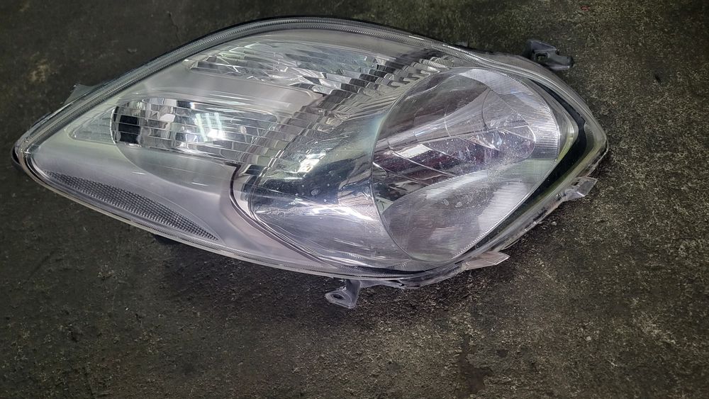 Десен фар Toyota Yaris