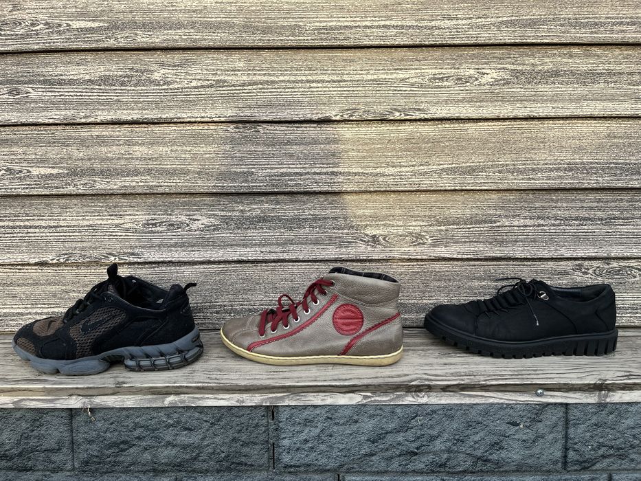 Продам три пары кроссовок!