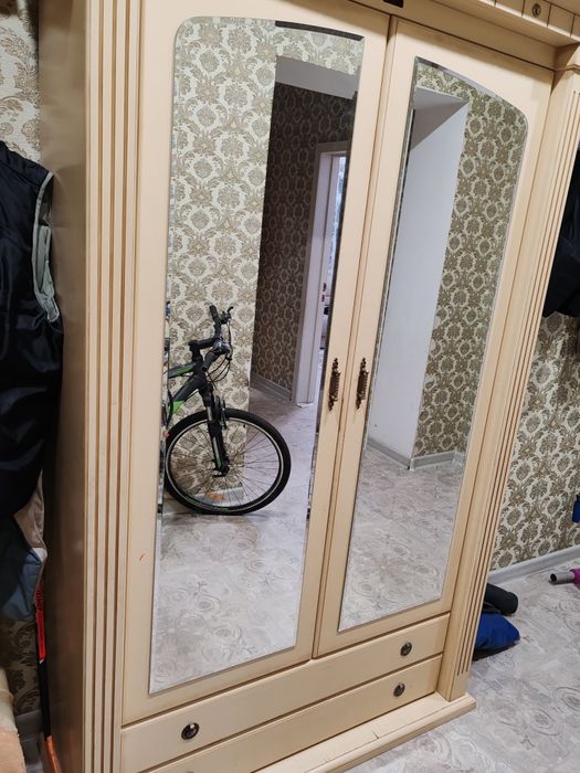 Продаеться Кухный гарнитур и Шкаф Прихожный