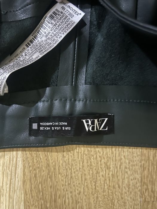 Pantaloni piele zara