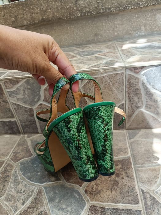 Vând sandale dama piele naturala,model deosebit, mărimea 39.