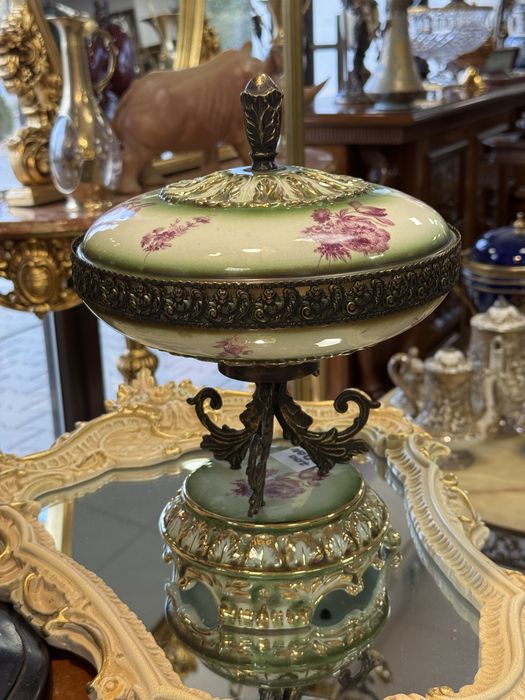 Bomboniera din portelan cu elemente alama