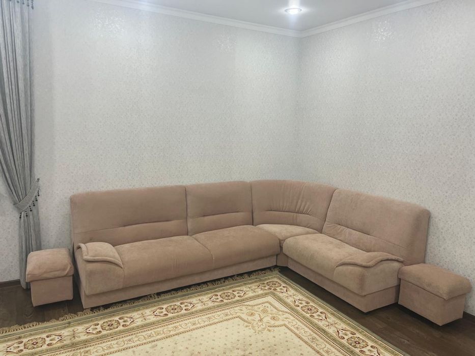 Угловой раскладной диван + пуфы
