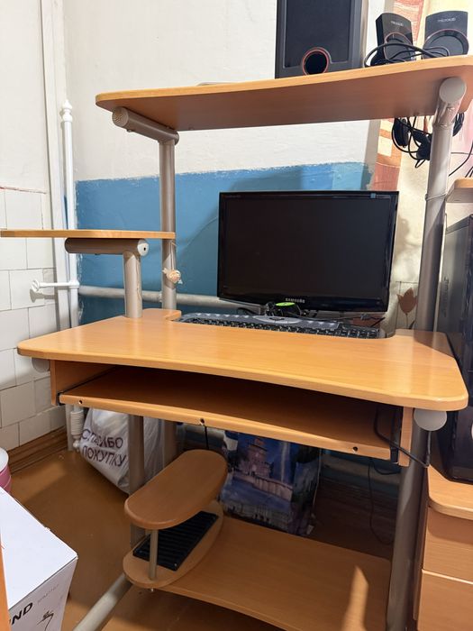 Продам компьютерный стол