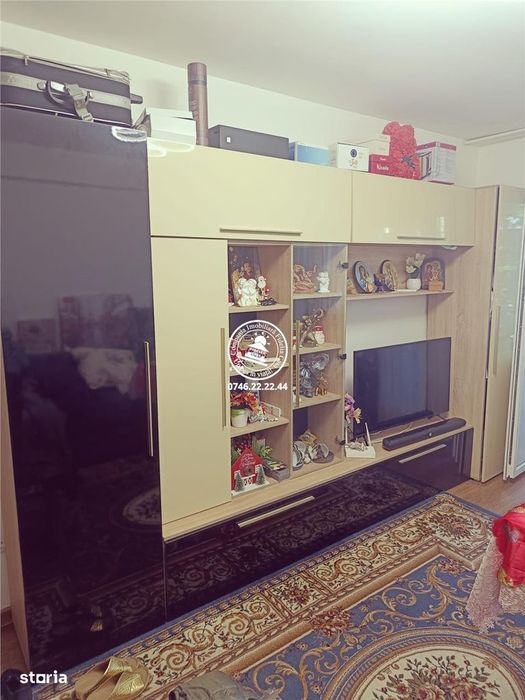 Apartament 3 camere de vanzare, model decomandat - Podul de Piatra
