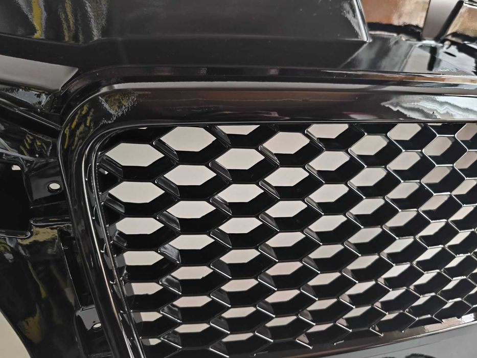 Решетка Без емблема Ауди А3 8П Фейслифт Пчелна AUDI A3 08-13 Гланц