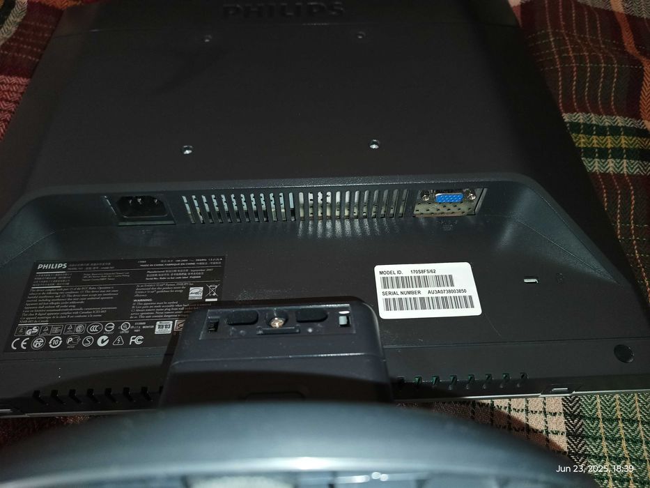Продавам TFT монитор Philips 170S 17 инча, 1280х1024, VGA, DVI