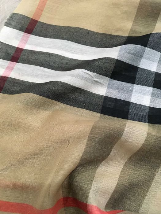 BURBERRY копринен шал