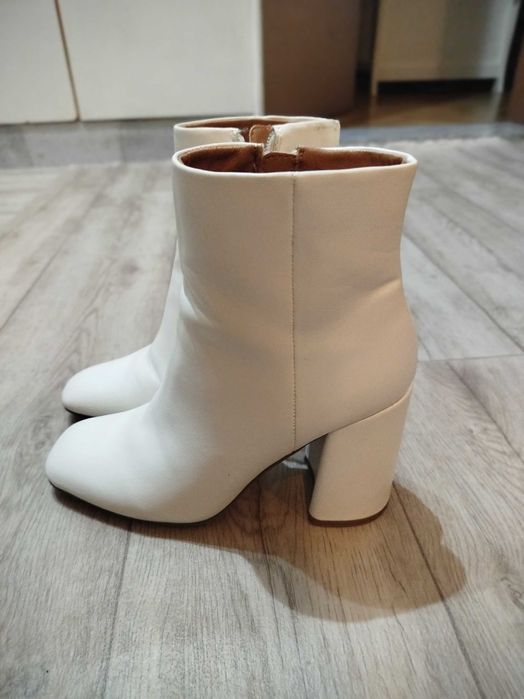 Бели боти на ток