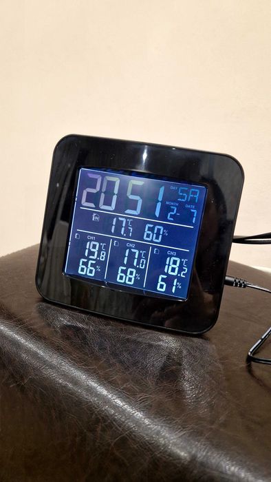Цифров часовник с термометър влагомер и аларма