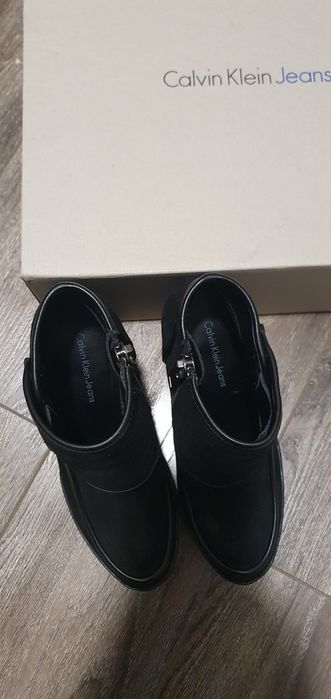 Botine Calvin Klein piele intoarsa, marimea 35, ca noi