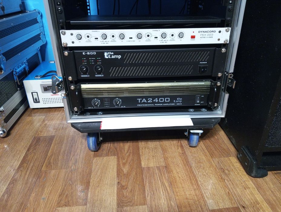 Amplificator the t.amp e 2400 MK X și un amplificator t ampe 800