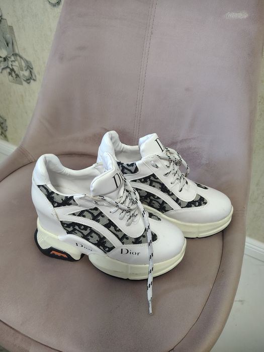 Продавам маратонки Dior