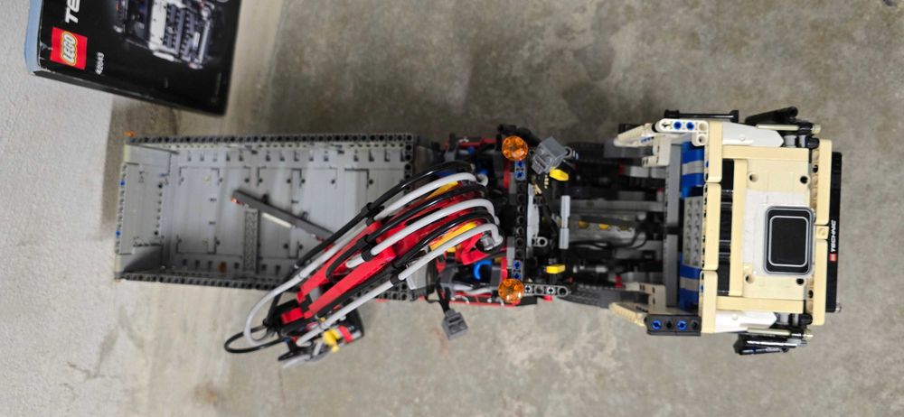 Lego Mercedes-Benz Arocs + lighting kit + 2 battery box 42043 2в1