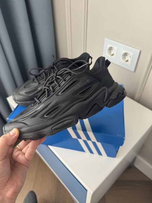 Продам Adidas кроссовки новый