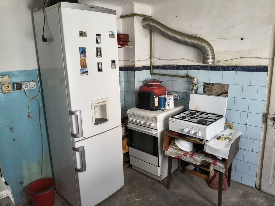 Ofer spre vânzare casa locuibilă situată în municipiul Ploiești, str. Rarău, într-o zonă liniștită, cu acces facil, la aprox 20 de minute de Gara Sud.