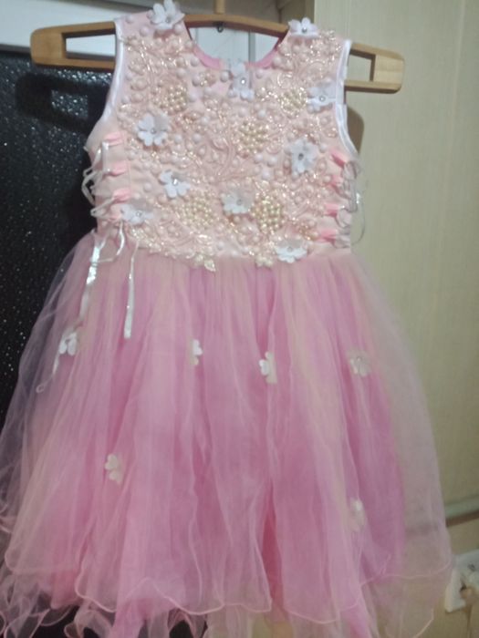 Продам платье для девочки от 4 до 8 лет.