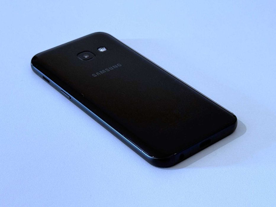 Бартер! Като НОВ! Samsung Galaxy A3 (2017) Black Sky (Черен)