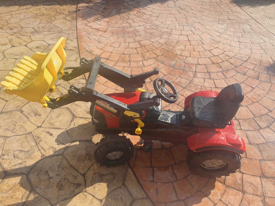 Трактор детски - много запазен и здрав.