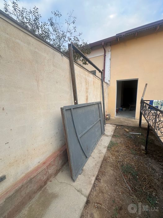 Darvoza eshigi bilan sotilad