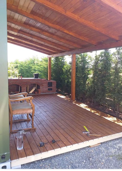 Casa din bustean și terase din lemn masiv