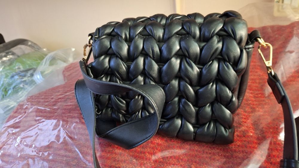 Продавам дамска чанта, черна,