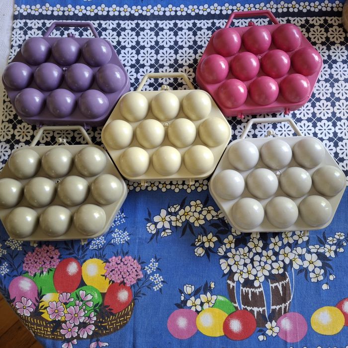 Кутия за съхранение и пренасяне на 10бр. яйца с дръжка.