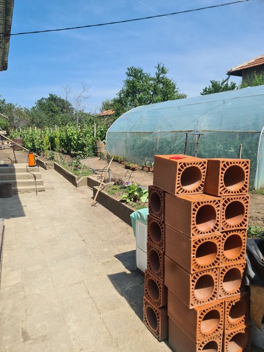 Продава къща на центъра на Две Могили