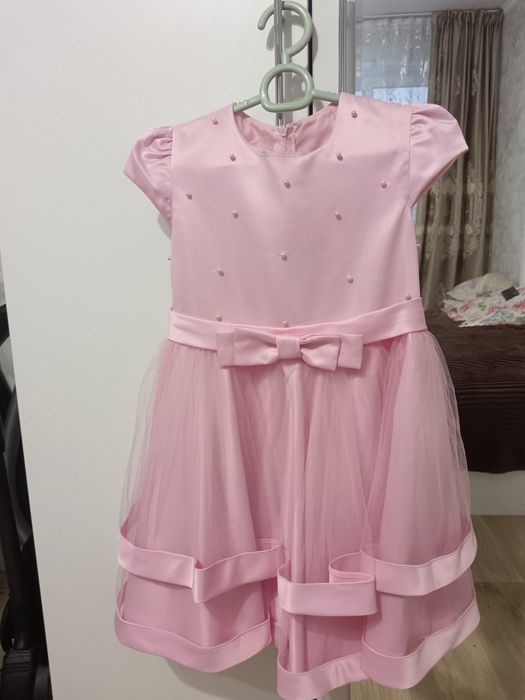 Продам   платья на девочку 3-7,8 лет. Все платья вместе за 5000 тг.