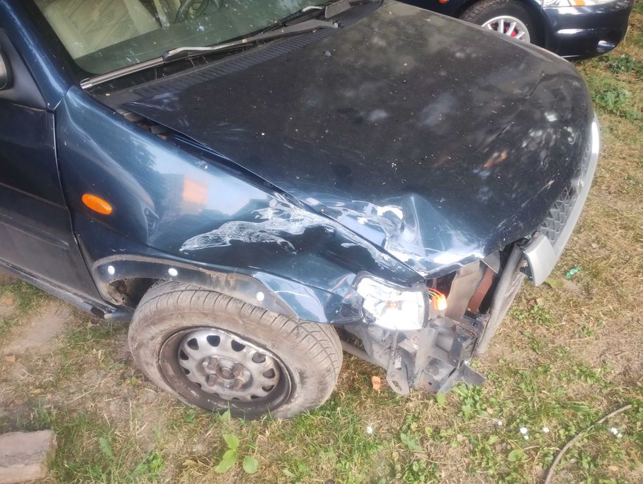 Продавам Мазда демио за части