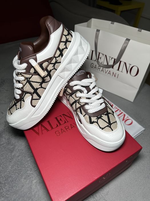 Vând Valentino One Stud XL