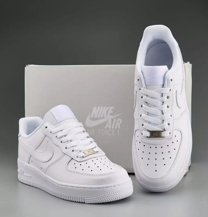 Продам женские кроссовки